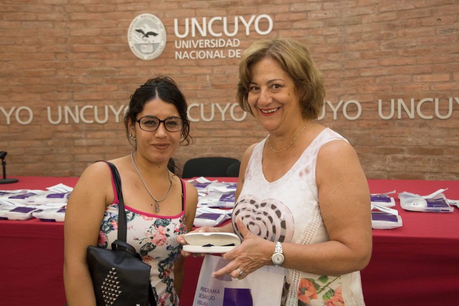 imagen Entregaron anteojos a estudiantes de la UNCuyo