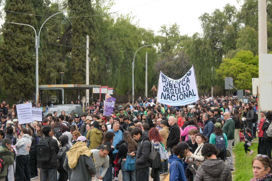 imagen Miles de personas marcharon en Mendoza por la Ley de Financiamiento Universitario