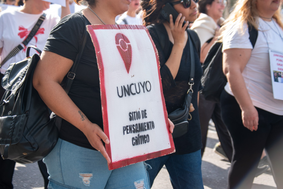 imagen Más de 20 mil personas marcharon por la universidad pública en Mendoza