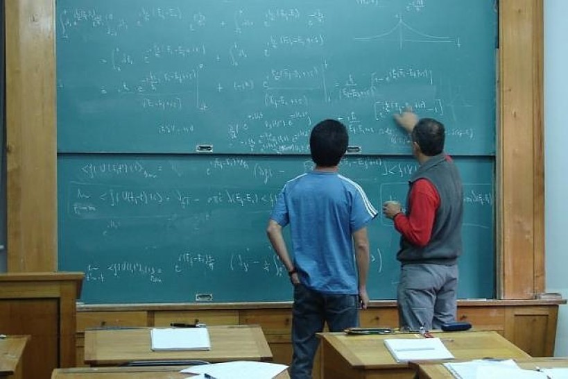 imagen Reconocidos profesores de Física dictan capacitación en el Balseiro