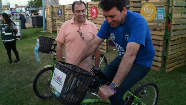 imagen Estudiantes del ITU diseñaron un prototipo para cargar celulares con una bici