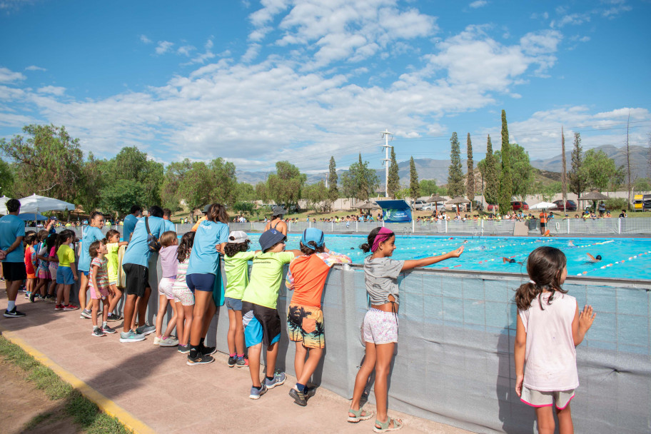 imagen El Natatlón de la UNCUYO reunió casi mil litros de leche 