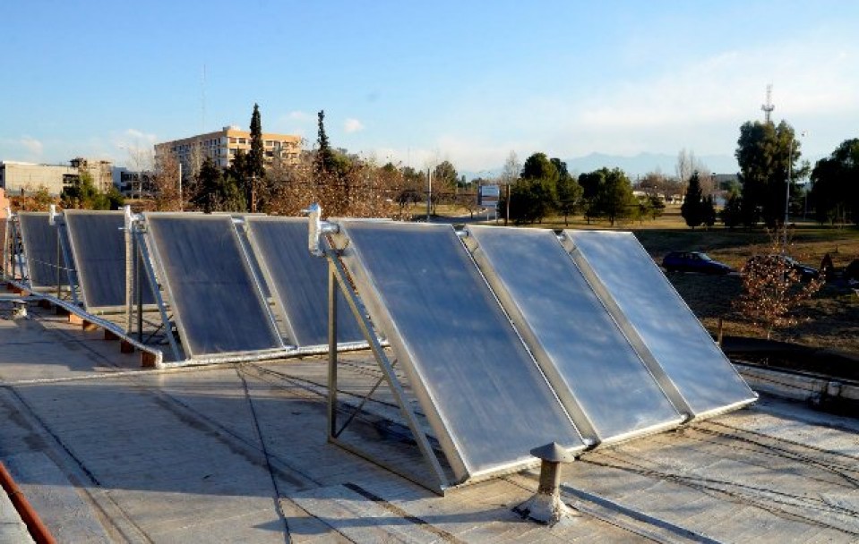 imagen Doce colectores solares producen agua caliente en el Comedor Universitario