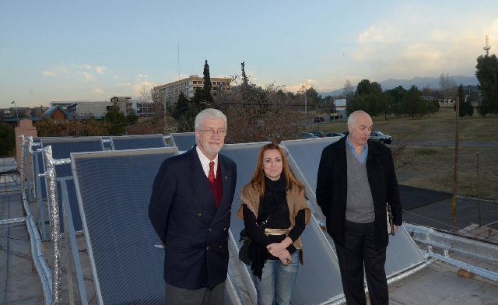 imagen Doce colectores solares producen agua caliente en el Comedor Universitario