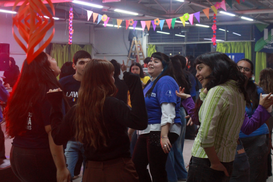 imagen Estudiantes celebraron la llegada de la primavera con música, sorteos y juegos