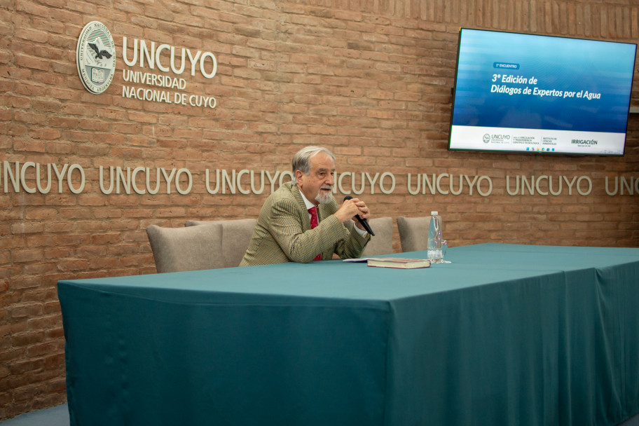 imagen Jurista español experto en gestión del agua disertó en la UNCUYO