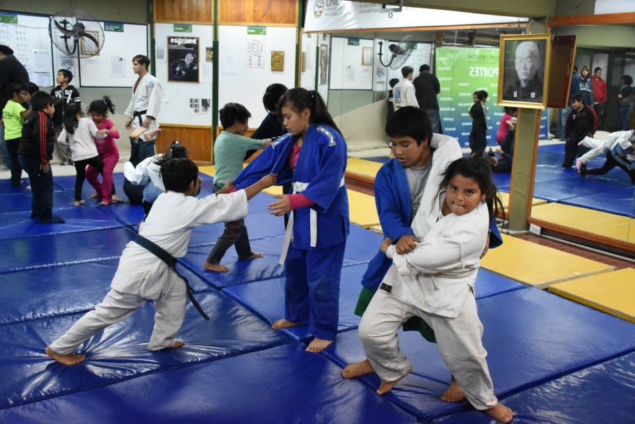 imagen La UNCuyo impulsa el deporte en niños y jóvenes de barrios del Oeste