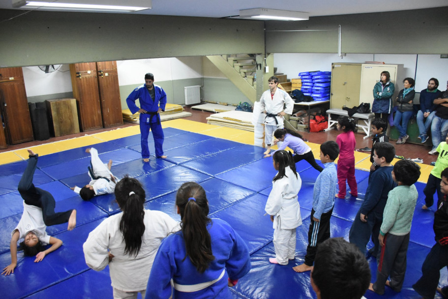 imagen La UNCuyo impulsa el deporte en niños y jóvenes de barrios del Oeste