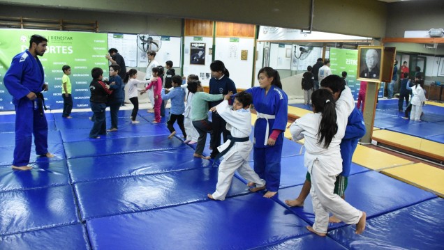 imagen La UNCuyo impulsa el deporte en niños y jóvenes de barrios del Oeste