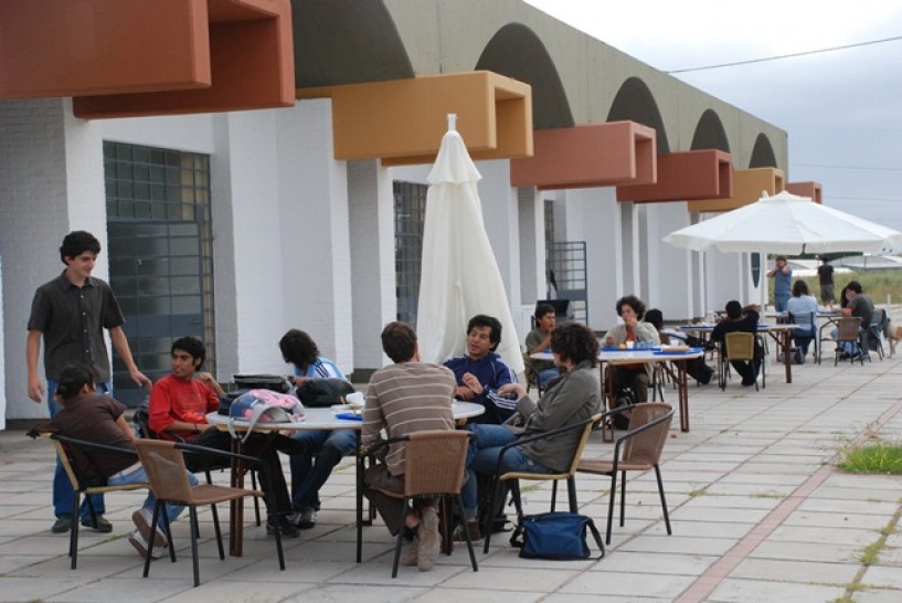 imagen Fiesta primaveral con estudiantes extranjeros en el Comedor de la UNCuyo