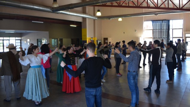 imagen Estudiantes compartieron un día con pobladores de Alta Montaña