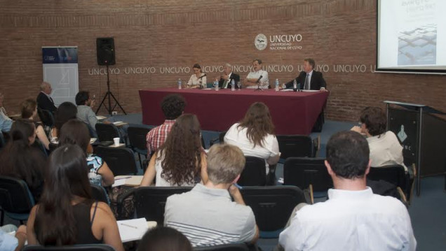 imagen Dos académicos disertaron sobre globalización, integración y competitividad