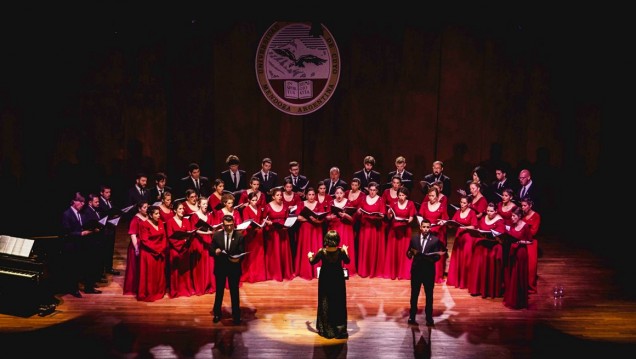 imagen Las voces del Coro Universitario en Los Caminos del Vino