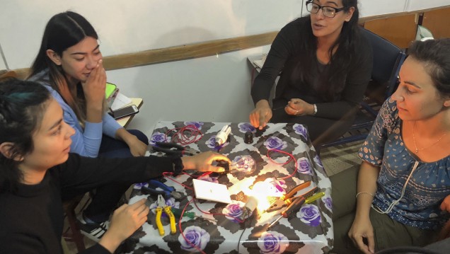 imagen Mujeres podrán aprender plomería, soldadura y albañilería