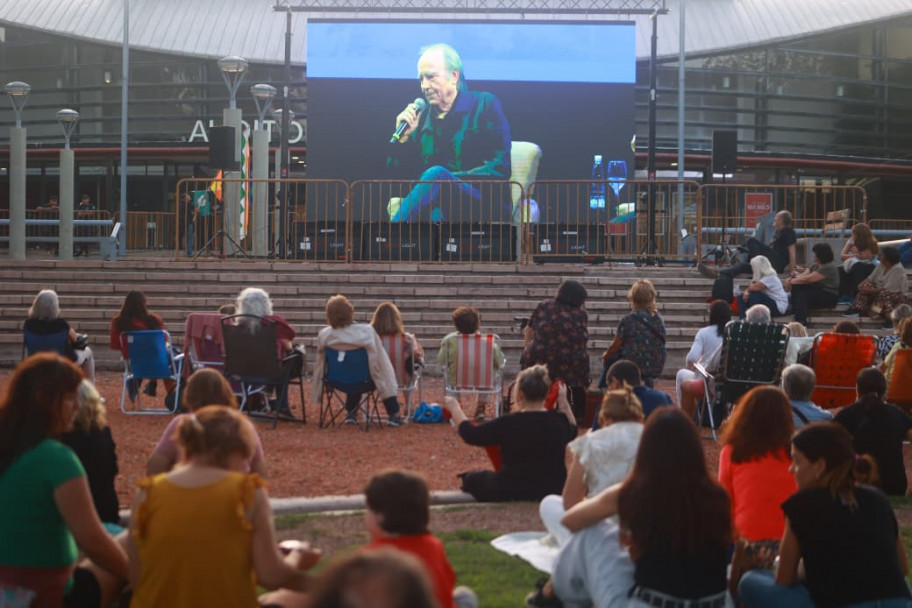 imagen Serrat se despidió de Mendoza cantando para su público