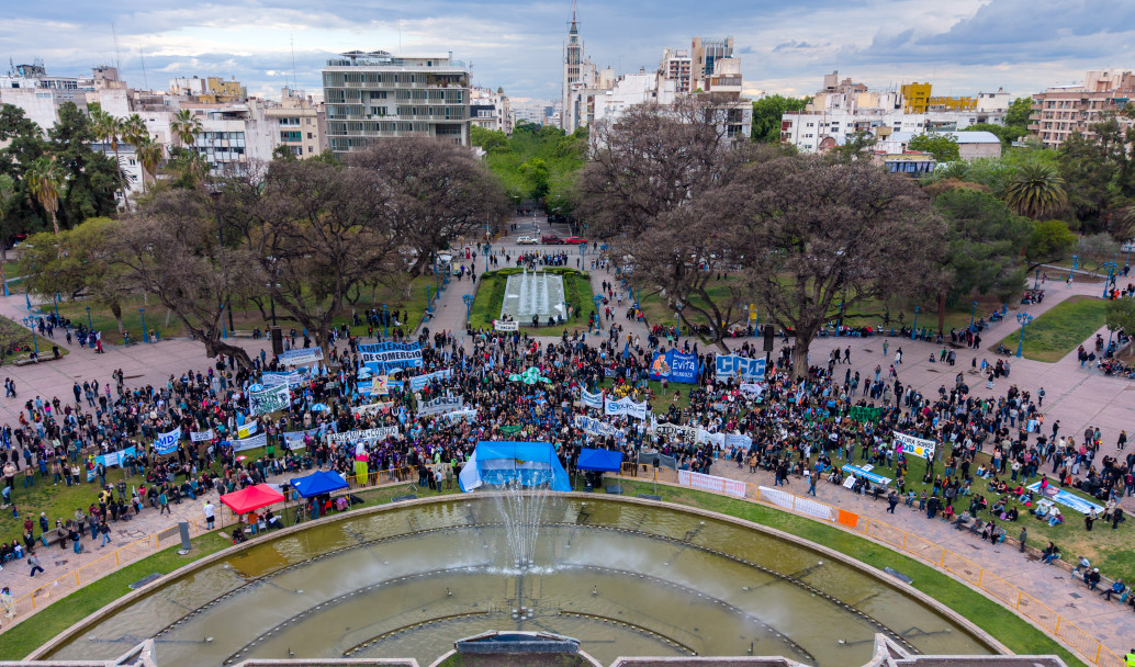 imagen Miles de personas marcharon en Mendoza por la Ley de Financiamiento Universitario