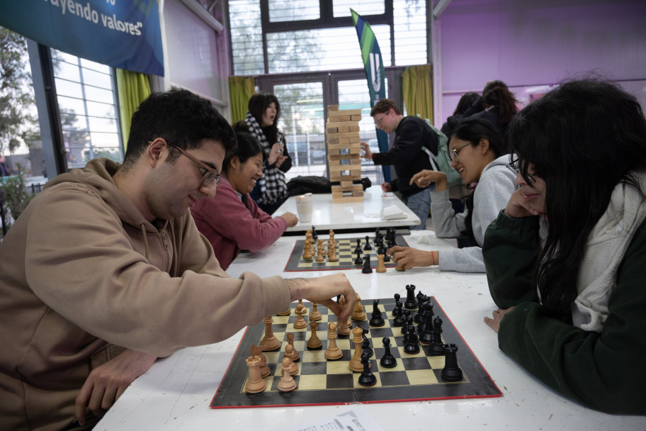 imagen Estudiantes celebraron la llegada de la primavera con música, sorteos y juegos
