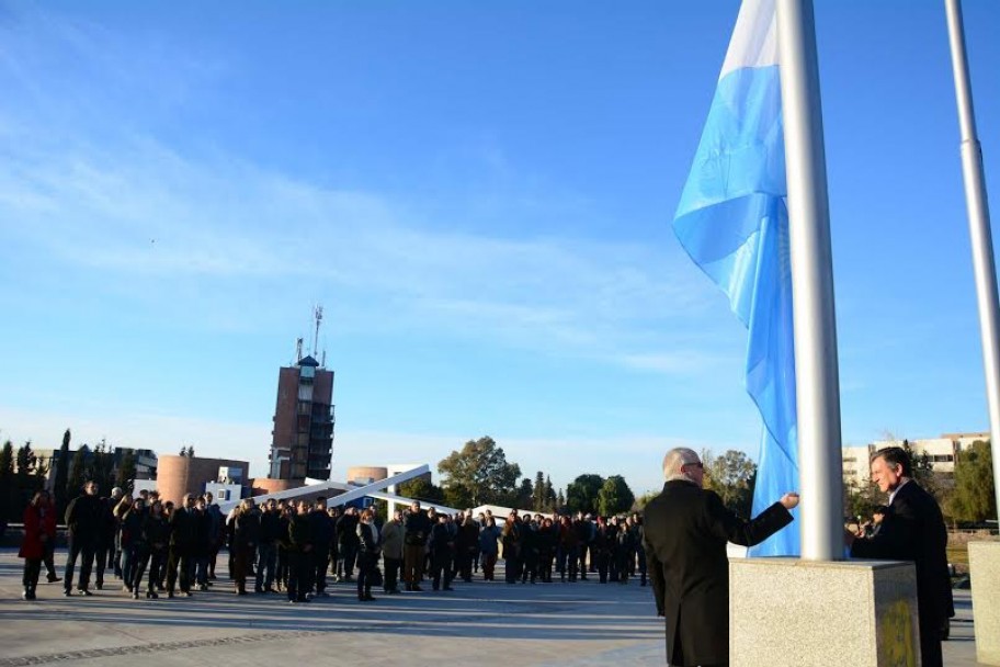 imagen Rindieron homenaje a la Bandera