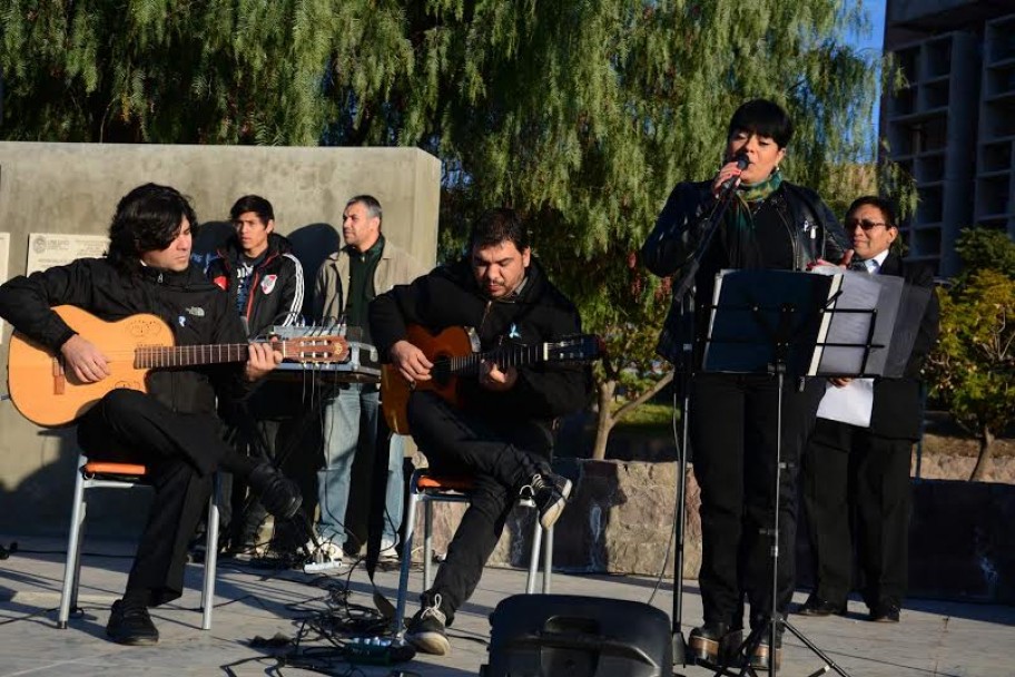 imagen Rindieron homenaje a la Bandera