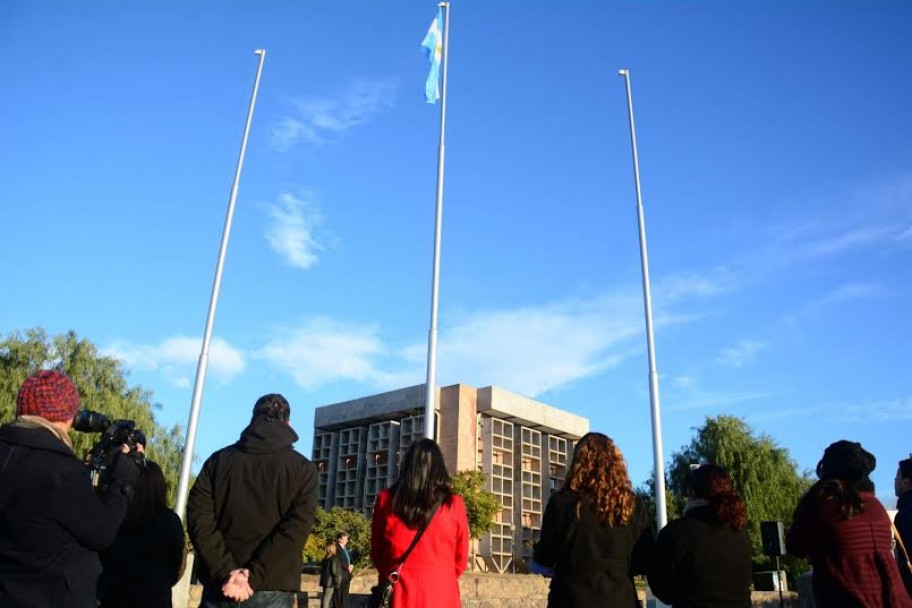 imagen Rindieron homenaje a la Bandera