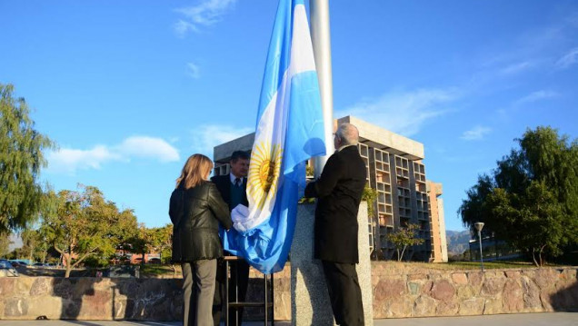 imagen Rindieron homenaje a la Bandera
