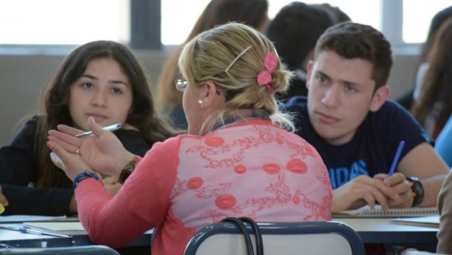 imagen Asesoran a estudiantes universitarios para postular a becas nacionales