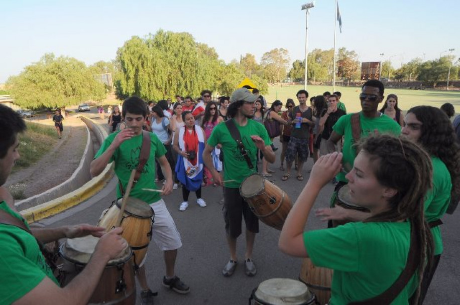 imagen Alegría y música en una fiesta de integración de universitarios