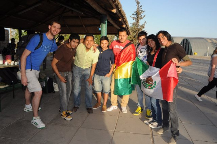 imagen Alegría y música en una fiesta de integración de universitarios