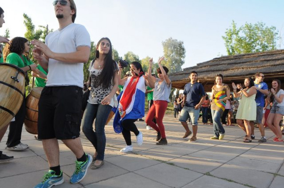 imagen Alegría y música en una fiesta de integración de universitarios