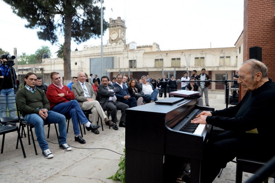 imagen El reconocido pianista Miguel Ángel Estrella actuó en la cárcel