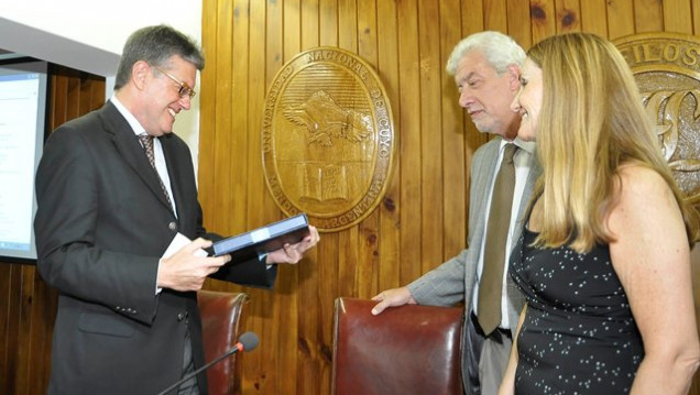 imagen Por sus aportes literarios Raúl Antelo es Doctor Honoris Causa 