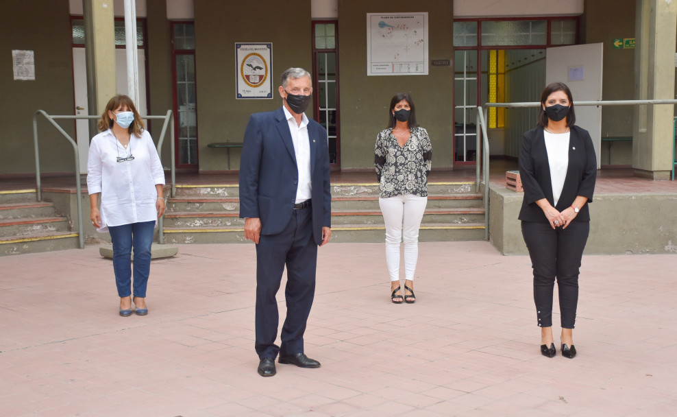 imagen Regreso progresivo a la presencialidad: el Rector Pizzi recorrió escuelas de la UNCUYO