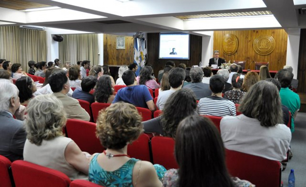 imagen Por sus aportes literarios Raúl Antelo es Doctor Honoris Causa 