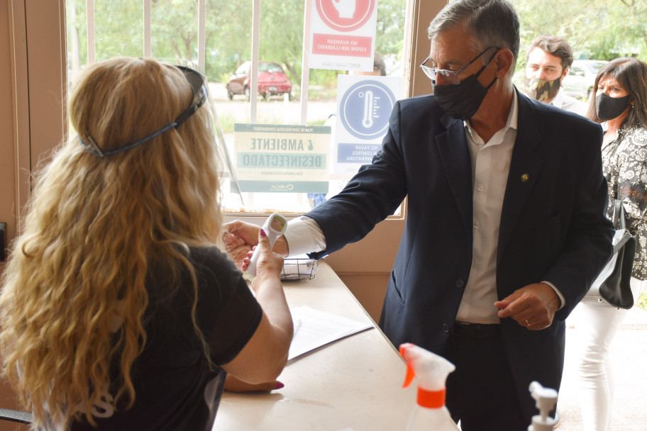 imagen Regreso progresivo a la presencialidad: el Rector Pizzi recorrió escuelas de la UNCUYO