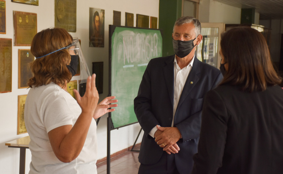 imagen Regreso progresivo a la presencialidad: el Rector Pizzi recorrió escuelas de la UNCUYO