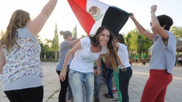 imagen Alegría y música en una fiesta de integración de universitarios