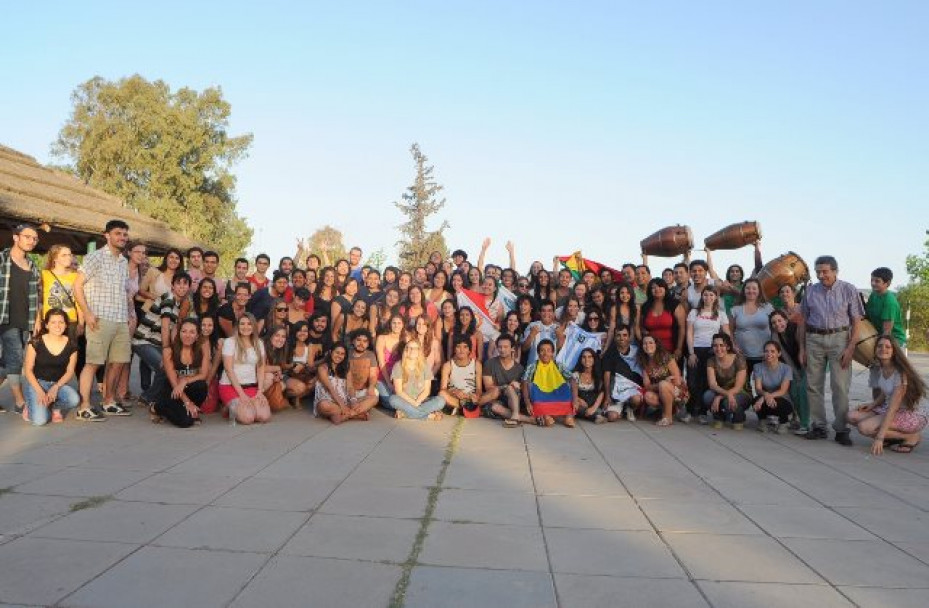 imagen Alegría y música en una fiesta de integración de universitarios