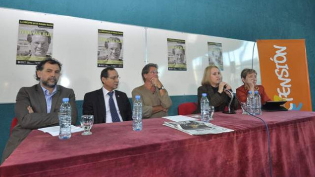 imagen Van Dijk debatió con estudiantes y profesores sobre Comunicación Poder y Política