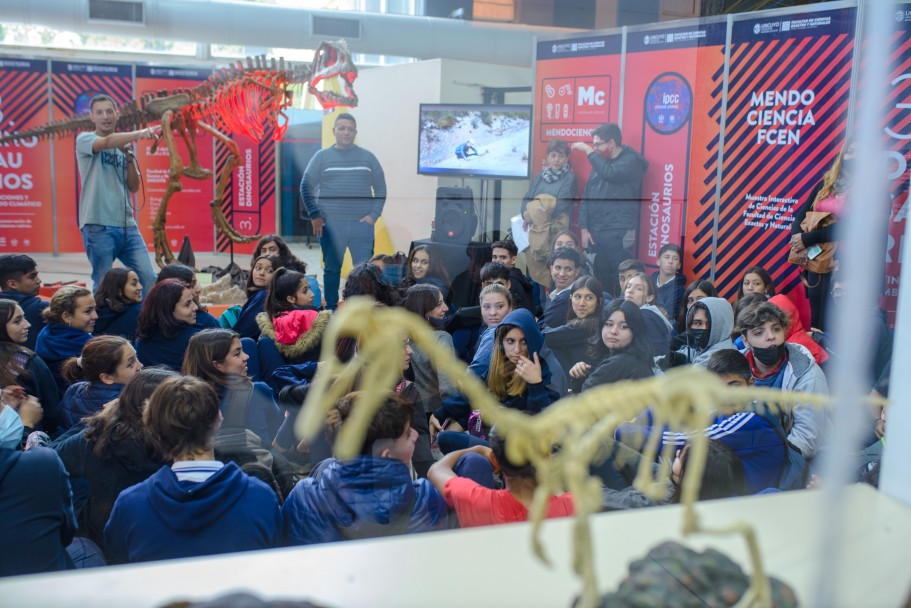 imagen Unos 1600 adolescentes vivieron la experiencia de "tocar la ciencia"