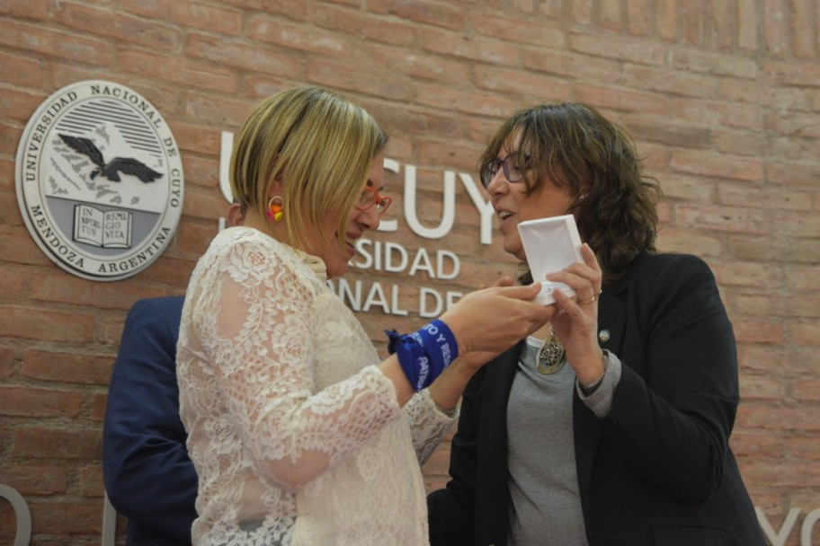 imagen Nueva Honoris Causa trabaja por más comunicación para la comunidad sorda