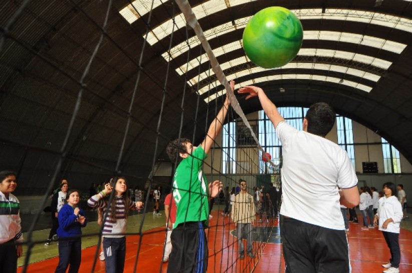 imagen "Establecer un vínculo entre la Universidad y los barrios, mediante la recreación y el deporte"