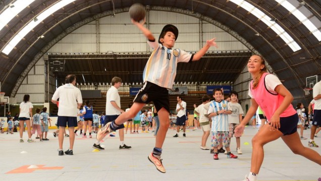 imagen Chicos de la UNCuyo jugaron balonmano con el seleccionado Nacional