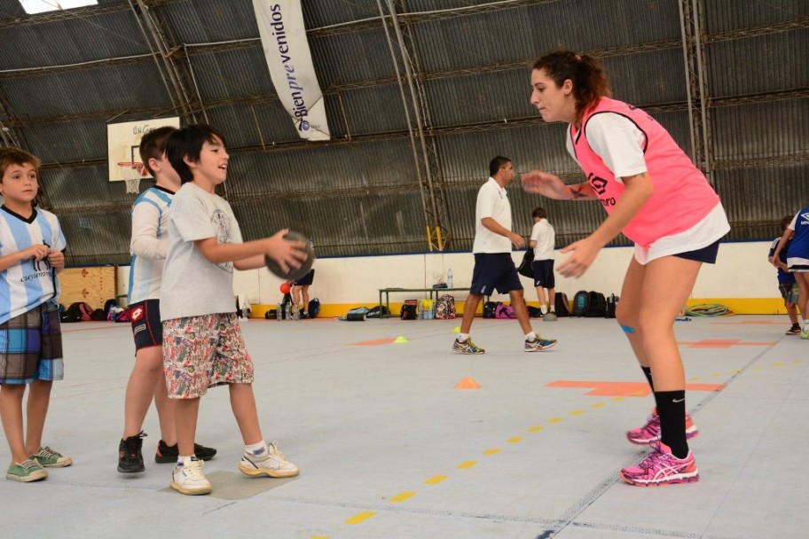 imagen Chicos de la UNCuyo jugaron balonmano con el seleccionado Nacional