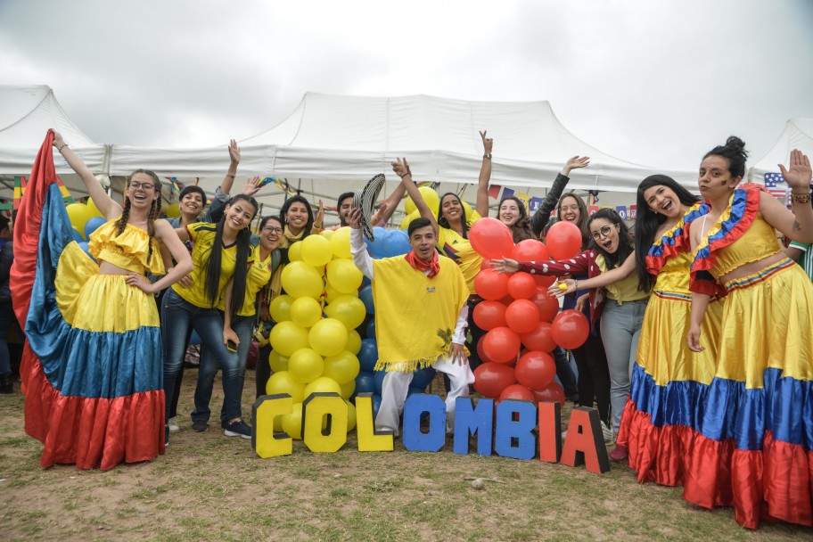 imagen Feria gastronómica y cultural copó la Plaza del Bicentenario