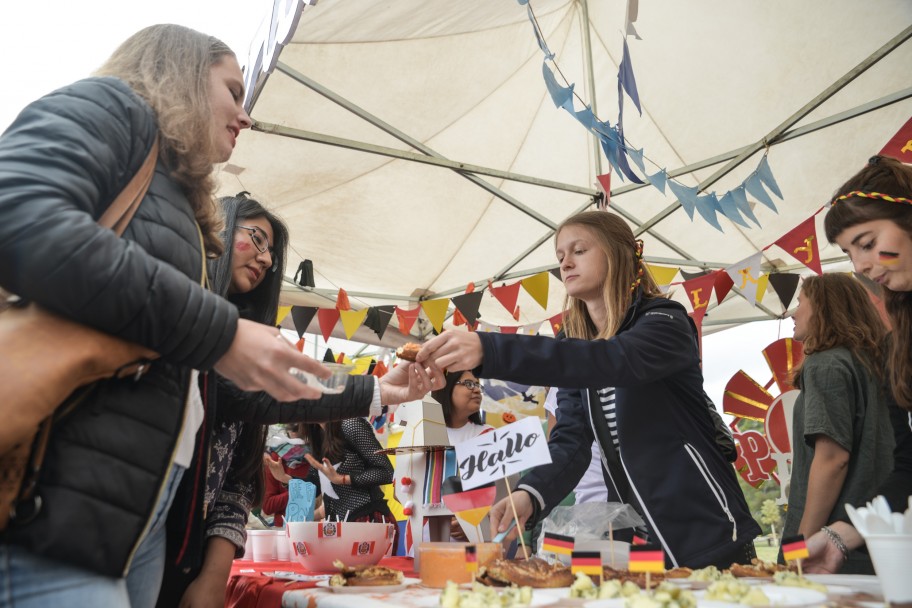 imagen Feria gastronómica y cultural copó la Plaza del Bicentenario