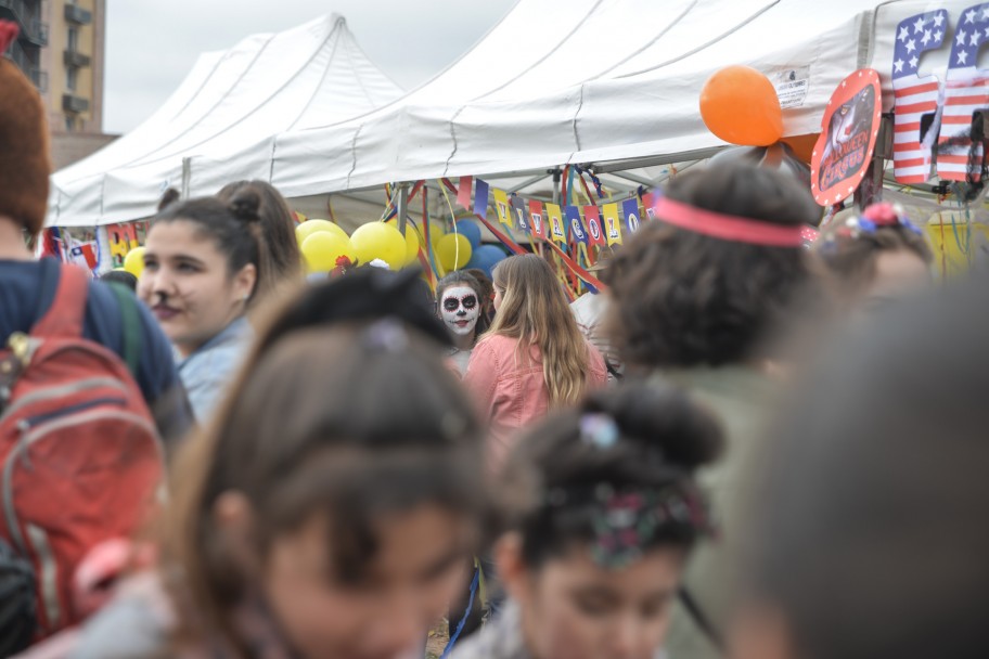 imagen Feria gastronómica y cultural copó la Plaza del Bicentenario