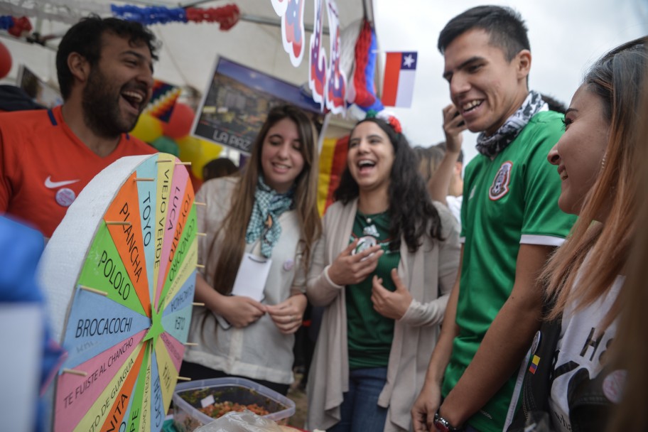 imagen Feria gastronómica y cultural copó la Plaza del Bicentenario