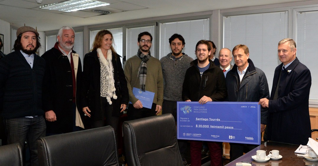 imagen Premiaron a estudiante que ideó bicicletero urbano sustentable