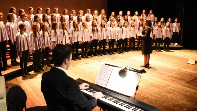 imagen Los primeros 70 años del Magisterio se festejaron con un show coral