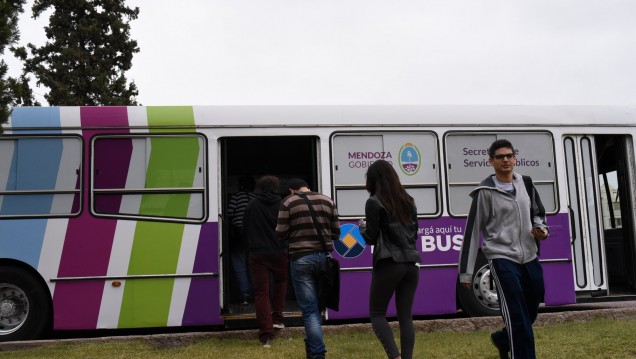 imagen Un micro en el predio recarga la red bus
